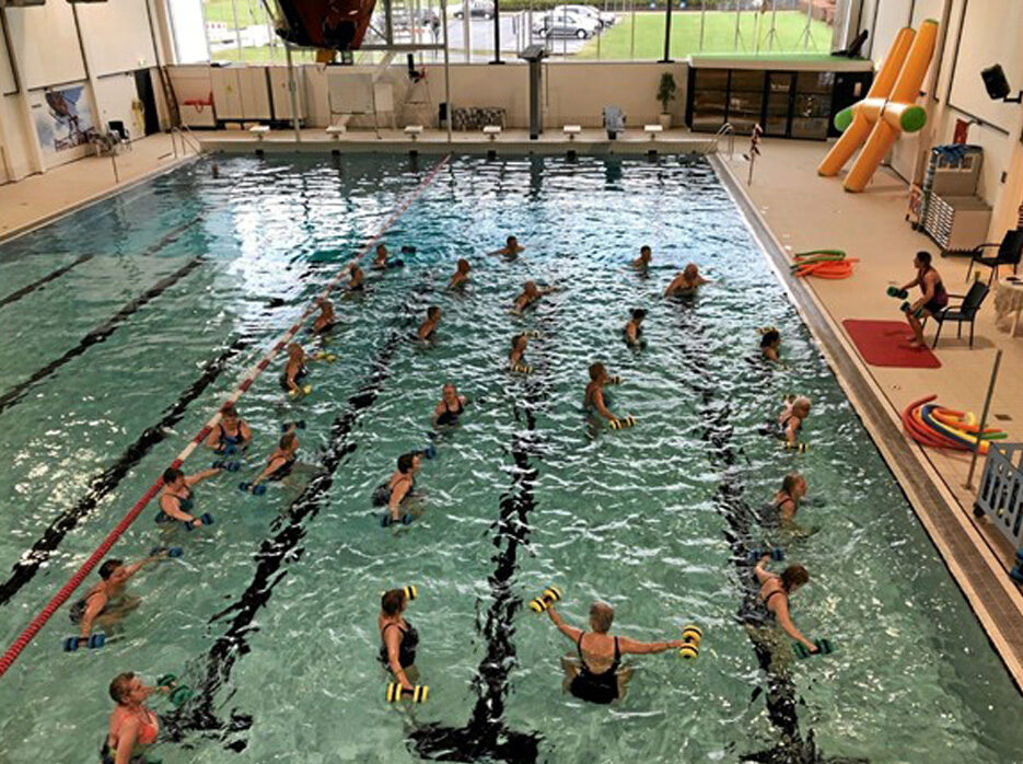 Stort hold med vandgymnastik i Sæby Svømmebad